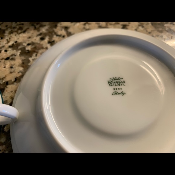 Tea cups and saucers - Picture 3 of 4